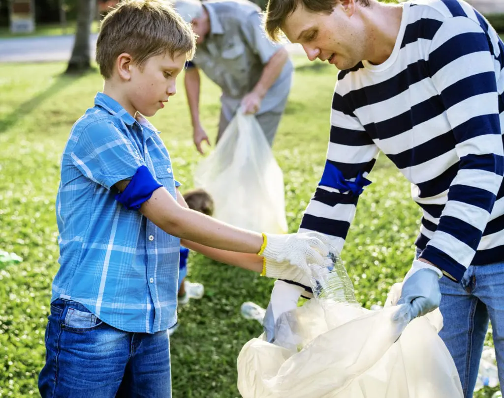 ileavenotrace Ambassador, PTT Outdoor, kids picking up trash in the park A9VE7RS,