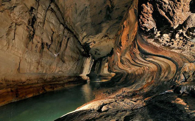 5 Amazing Places to Hike in Sarawak | PTT Outdoor Deer Cave