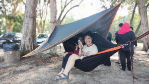 hammock-tahan-with-people-inside